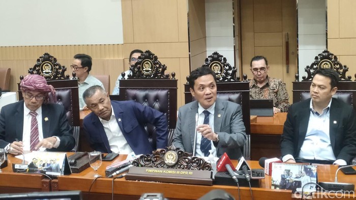 DPR Bersidang 25 Hari Kerja, Komisi III Tunda Dulu Bahas RKUHAP