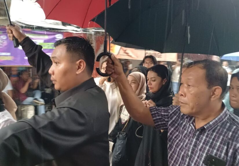 Hujan dan Haru Iringi Pemakaman Ibrahim Sjarief Assegaf Suami Najwa Shihab
