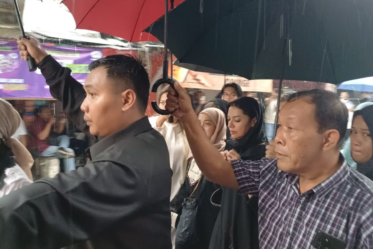 Hujan dan Haru Iringi Pemakaman Ibrahim Sjarief Assegaf Suami Najwa Shihab