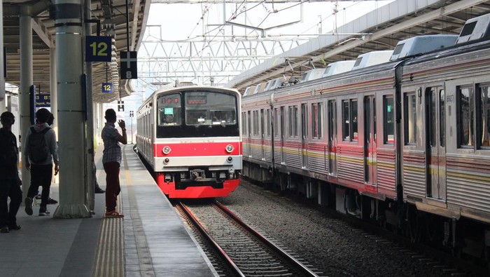 Mobil Boks Tertabrak KRL Bogor-Jakarta Dekat Stasiun Bojong Gede