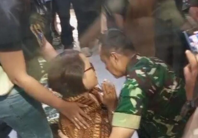 Di Depan Pangdam Udayana, Ibu Prada Lucky Berlutut Minta Keadilan: Tolong, Saya Mohon Bapak...